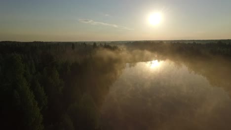 Nebeliges-Morgensonnenlicht-über-Herbstwaldsee-Und-Malerische-Landschaftslandschaft-Aus-Der-Luft