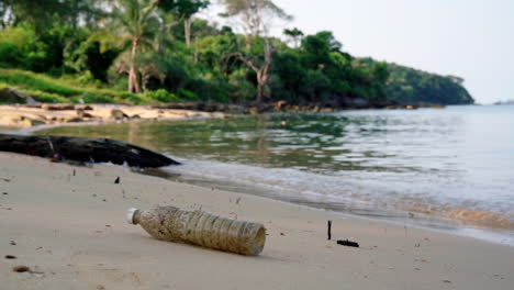 Verschmutzung-Durch-Plastikflaschen-An-Einem-Paradiesischen-Strand-In-Kambodscha
