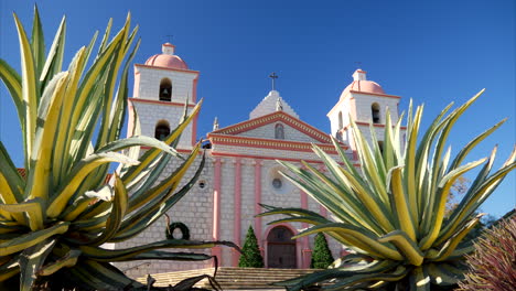 Historische-Santa-Barbara-Spanisch-katholische-Missionsgebäude-Kirche-In-Kalifornien-Mit-Pflanzen-Und-Blauem-Himmel-Nach-Rechts-Schieben