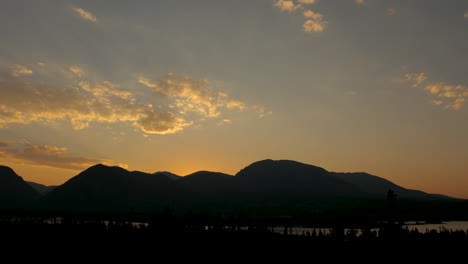 Sonnenuntergangszeitraffer-Von-See-Und-Bergen