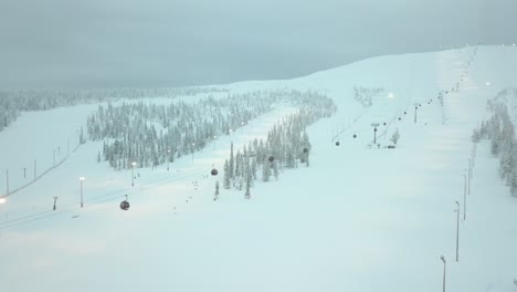 A-ski-resort-in-the-middle-of-the-winter-in-Ylläsjärvi,-Lapland,-Finland