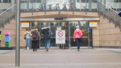 Shoppers-at-the-entrance-of-Canary-Wharf-London-shopping-centre