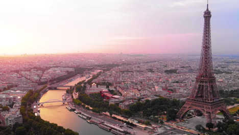 Vista-Aérea-De-La-Torre-Eiffel-Y-El-Río-Sena-Al-Amanecer,-París,-Francia