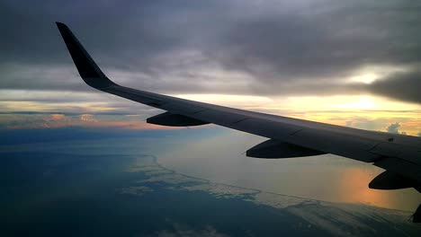 Blick-Auf-Den-Sonnenuntergang-Aus-Den-Fenstern-Von-Verkehrsflugzeugen