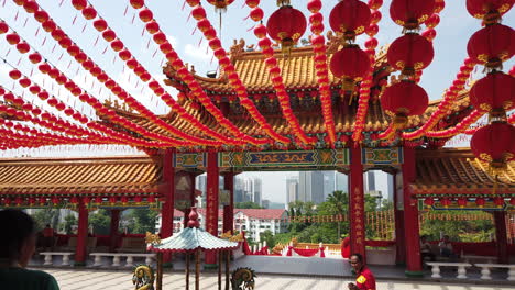 Bunte-Chinesische-Papierlaternen-Hängen-Im-Hof-Des-Thean-Hou-Tempels,-Kuala-Lumpur,-Malaysia
