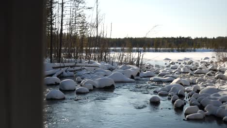 Vista-Desde-El-Puente-Congelado-En-El-Norte-De-Suecia