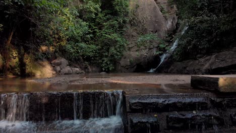 Langsam-Nähert-Er-Sich-Einem-Kleinen-Wasserfall,-Der-In-Einen-Kleinen-Teich-Im-Tropischen-Bergwald-Von-Rio-De-Janeiro-Mündet,-Ausgehend-Von-Einer-Künstlichen-Abfallsandbank