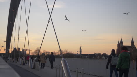 Menschen,-Die-In-Zeitlupe-über-Die-Hoge-Brug-Gehen,-Eine-Fußgänger--Und-Fahrradbrücke,-Die-Die-Maas-In-Maastricht-überspannt