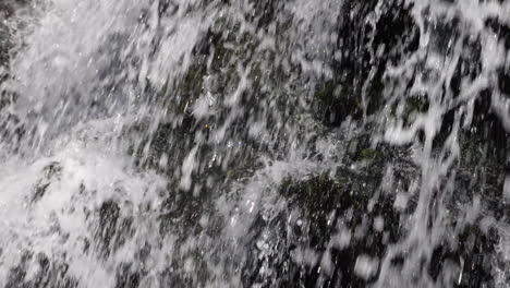 Zeitlupe-Für-Bewegungshintergrund-Des-Wassers,-Das-Den-Wasserfall-Hinunterstürzt