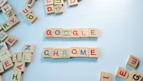 Eine-Person,-Die-Google-Chrome-Auf-Einem-Tisch-Mit-Verstreuten-Holzbuchstaben-Buchstabiert