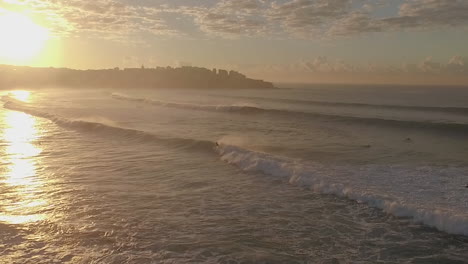 Surfer-Am-Bondi-Beach-Bekommen-Eine-Schöne-Lange-Welle,-Um-Den-Tag-Zu-Beginnen