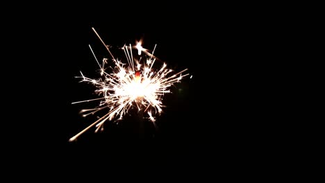 Zündpunkt-Sternenlicht-Feuerwerk-Von-Hand-Mit-Streichholz-Anzünden