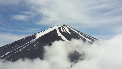 Zeitraffer-Luftbild-Vom-Gipfel-Des-Berges-Fuji-Mit-Sich-Schnell-Bewegenden-Wolken-Und-Sich-öffnenden-Wolken-Wie-Vorhang