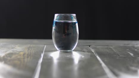 Blaue-Lebensmittelfarbe-In-Ein-Glas-Wasser-Tropfen