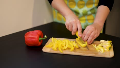 Cutting-bell-peppers-into-slices