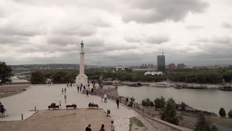 Turistas-Caminando-Alrededor-Del-Monumento-Pobednik-En-La-Fortaleza-En-Belgrado,-Serbia