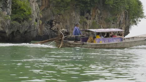 Boot-Voller-Touristen,-Die-Abheben,-Um-Die-Inseln-Thailands-Zu-Erkunden