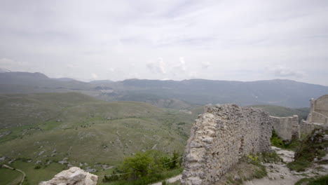 Panorámica-Del-Castillo-Medieval-De-La-Fortaleza-De-Calascio,-Una-Pequeña-Ciudad-De-Abruzzo
