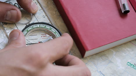 Wanderer,-Der-Kompass-Von-Einer-Karte-Einstellt