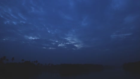 Sonnenaufgang-Am-Fluss-Kerala,-Handschuss,-Blauer-Himmel