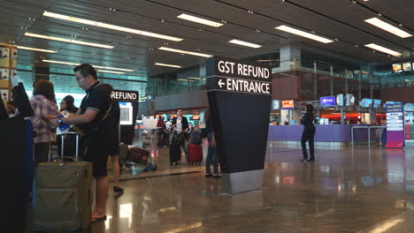 Singapur---Circa-Zeitrafferaufnahme-Von-Menschen-In-Einer-Flughafenhalle
