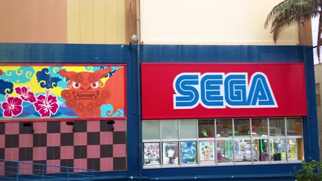 Außerhalb-Von-Sega-Gaming-And-Entertainment-Center-Arcade-Im-Amerikanischen-Dorf,-Okinawa,-Japan