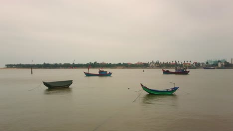 Vietnam-fishing-boats-in-a-river,-tripod-shot