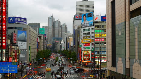 Tokio-Japón---Alrededor-Del-Lapso-De-Tiempo-De-Una-Concurrida-Calle-Del-Centro-En-El-Distrito-De-Shinjuku-De-Tokio,-Japón