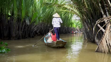 Touristen-Auf-Vietnam-Tour-Boot-Am-Lokalen-Fluss-Fotografieren