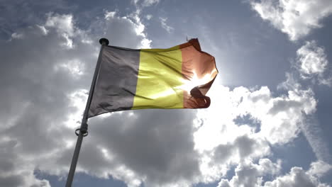 Flagge-Belgiens-Flattert-In-Zeitlupe-Vor-Einem-Blauen-Und-Sonnigen-Himmel
