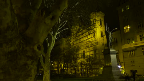 Petofi-Statue-Schneller-Vorlauf-Nachtaufnahme