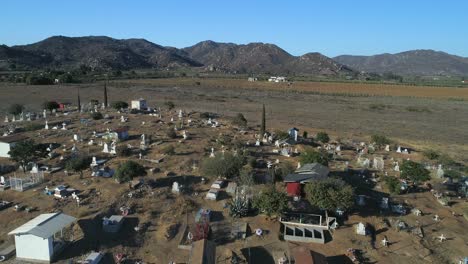 Toma-Aérea-Cenital-De-Un-Cementerio-En-El-Valle-De-Guadalupe