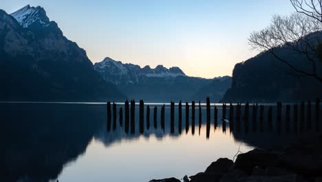 Schöne-Mystische-Hyperlapse-aufnahme-Eines-Sonnenaufgangs-Am-Morgen-An-Einem-Fjordsee-In-Weesen,-Schweiz