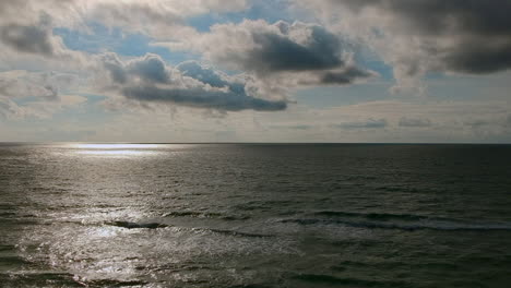 Entspannender-Morgen-Am-Strand-Mit-Blick-Auf-Das-Meer-Mit-Einer-Drohne