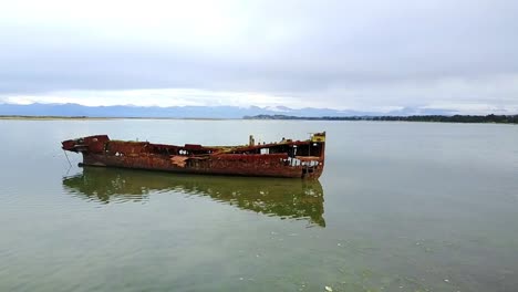 Luftdrohnenansicht-Des-Alten-Schiffswracks-In-Motueka,-Nelson,-Neuseeland