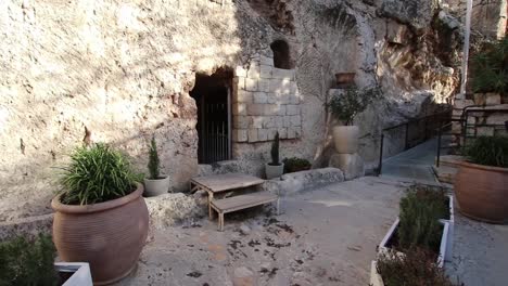 Footage-of-Jesu-tomb,-at-the-The-garden-tomb-in-Jerusalem,-Israel