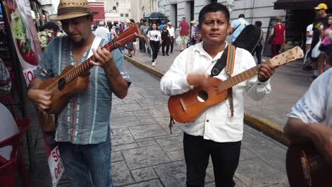 Mostrando-Músicos-Mariachis-Tocando-Música-Y-Cantando-En-La-Calle-Mientras-La-Gente-Pasa