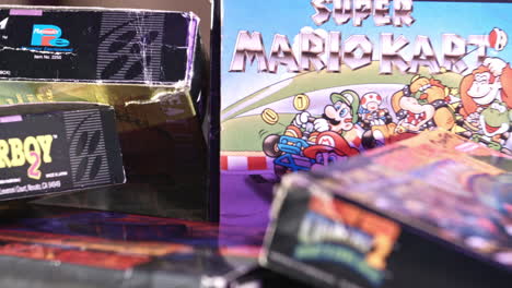 Vintage-Super-Mario-Kart-Box-Mit-Anderen-Spielen-Rund-Um-Die-Lila-Lichtrutsche-Links
