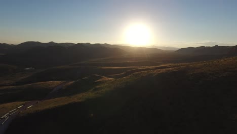 Luftaufnahme-Von-Bergen-In-Chihuahua-Mit-Der-Sonne-Dahinter
