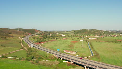 Antena:-Una-Carretera-Que-Atraviesa-El-Campo-Del-Algarve-En-Portugal