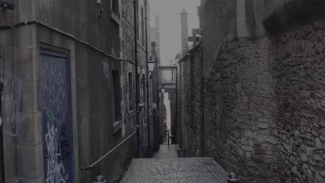 A-close-alley-on-the-Royal-Mile-in-Edinburgh-with-graffiti-on-the-walls