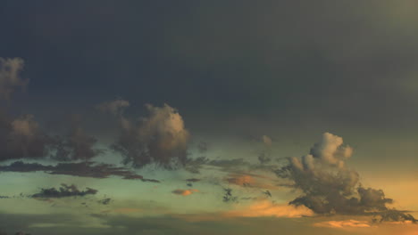 4K-Zeitraffer-Einer-Warmen-Goldenen-Wolkenformation,-Die-Bei-Sonnenuntergang-Durch-Den-Rahmen-Rollt