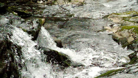 Dos-Pequeñas-Cascadas-Se-Sumergen-En-El-Agua-En-Cámara-Lenta-A-180-Fotogramas-Por-Segundo