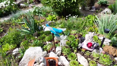 Blaues-Vogelwindspielzeug-Im-Garten-V2