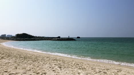 Kleine-Wellen-Rollen-Ins-Ufer-Am-Araha-Beach,-Okinawa,-Japan