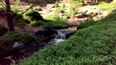 Ruhiger-Wasserfall-Fließt-In-Teich