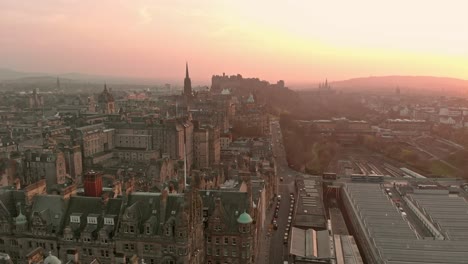 Fliegen-Einer-Drohne-In-Richtung-Edinburgh-Castle-Bei-Sonnenuntergang
