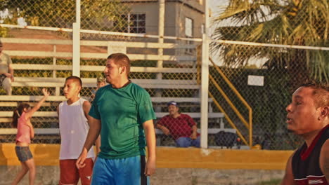 Un-Grupo-De-Mexicanos-Locales-Jugando-Voleibol