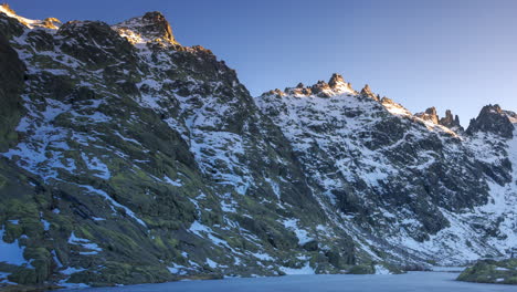 Sonnenuntergang-An-Der-Laguna-Grande-De-Gredos,-Perfekte-Spiegelung-Der-Berge-Im-Halb-Zugefrorenen-See