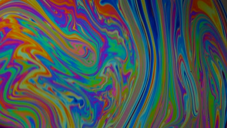 Seifenblasenhaut-Mit-Regenbogenfarben-Im-Fluss